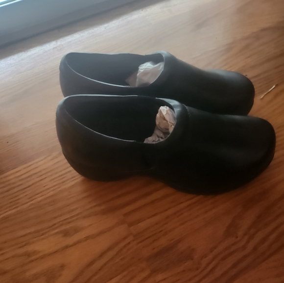 Slip resistant shoes - Picture 2 of 8